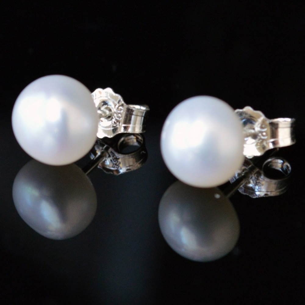 Essential 7mm Cultured Pearl Stud Earrings - Picture 3 of 5